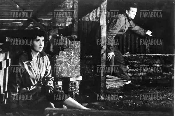 Gina Lollobrigida e Lamberto Maggiorani in una scena del film Achtung! Banditi!, 1951 - Farabola Immagine digitale
