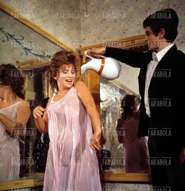 Gina Lollobrigida e Paolo Turco nel film Un bellissimo Novembre, 1969 - Farabola Immagine digitale