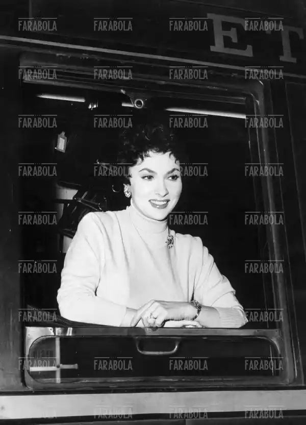 Gina Lollobrigida in partenza da Termini, Roma, 1955 - Farabola Immagine digitale