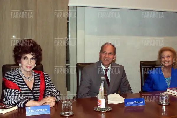 Gina Lollobrigida, Macolm MacKechnie ed Elettra Marconi, 2001 - Farabola Immagine digitale