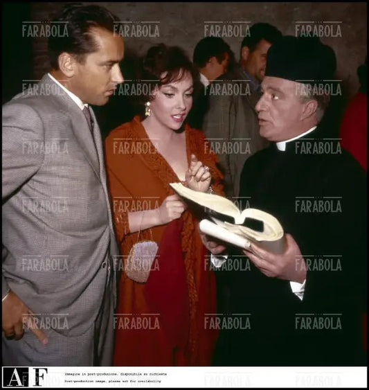 Gina Lollobrigida, Milko Skofic e Vittorio De Sica sul set di Anna di Brooklyn, 1958 - Farabola Immagine digitale
