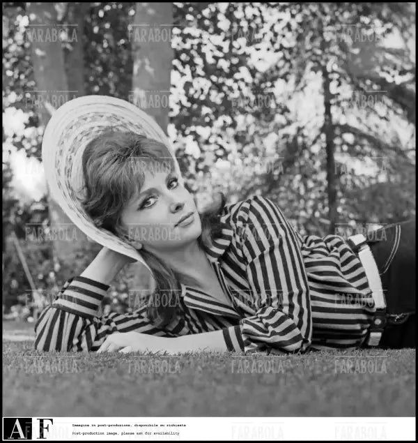 Gina Lollobrigida nel parco della sua villa, Roma, 1967 - Farabola Immagine digitale