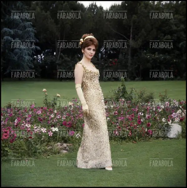 Gina Lollobrigida nel parco della sua villa, Roma, 1967 - Farabola Immagine digitale
