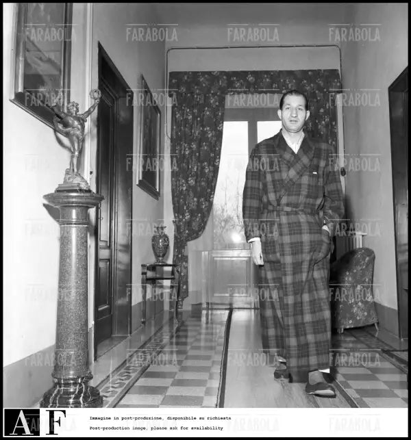Gino Bartali a casa sua, 1953 - Farabola Immagine digitale