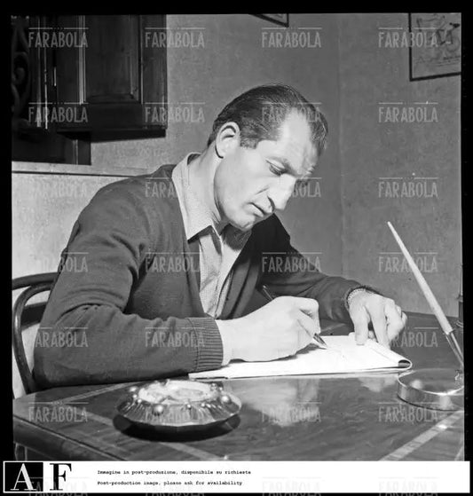 Gino Bartali a casa sua a Siena, 1952 - Farabola Immagine digitale