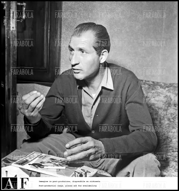 Gino Bartali a casa sua a Siena, 1952 - Farabola Immagine digitale