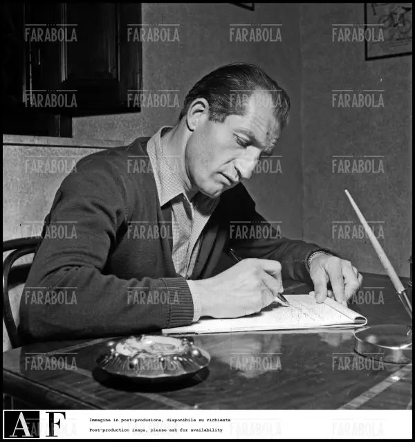 Gino Bartali a casa sua a Siena, 1952 - Farabola Immagine digitale
