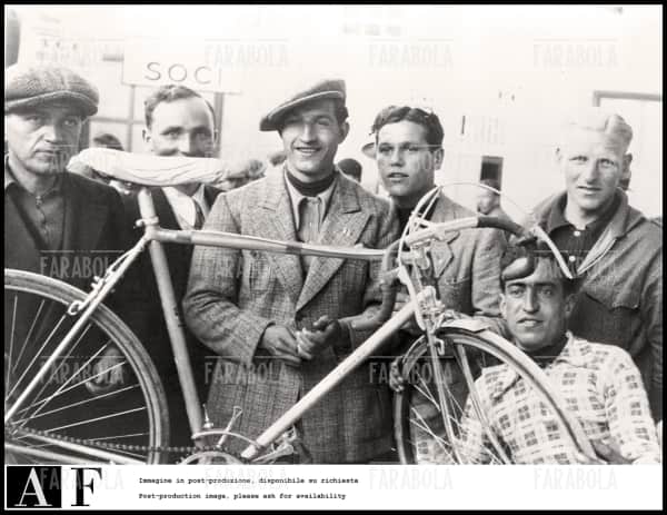 Gino Bartali al Giro di Toscana, anni 30 - Farabola Immagine digitale