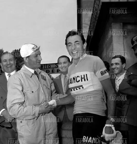 Gino Bartali al Giro d'Italia come giornalista, 1955 - Farabola Immagine digitale