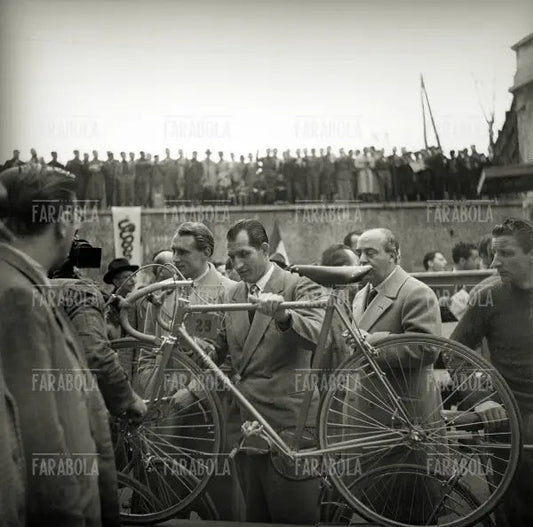 Gino Bartali alla Milano - Sanremo, 1948 - Farabola Immagine digitale