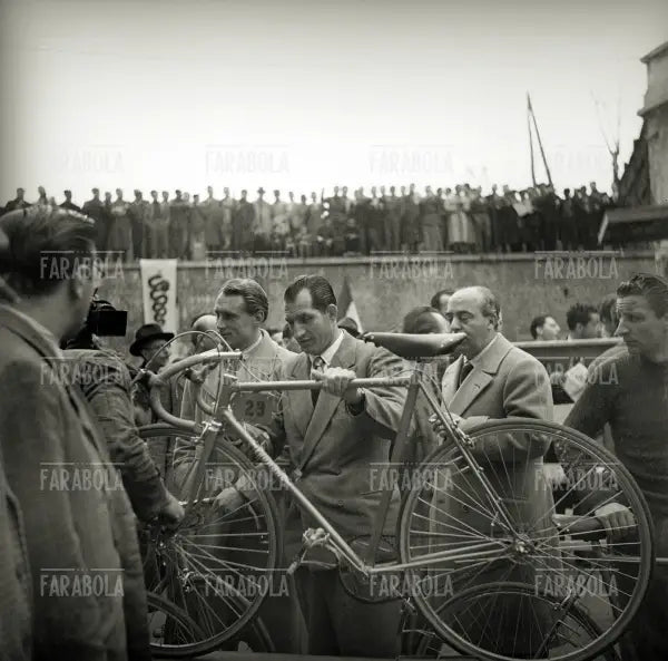 Gino Bartali alla Milano - Sanremo, 1948 - Farabola Immagine digitale