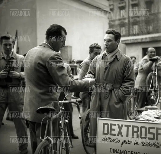 Gino Bartali alla Milano - Sanremo, 1948 - Farabola Immagine digitale
