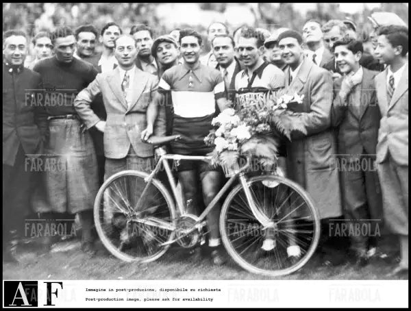 Gino Bartali campione del Giro di Lombardia, 1940 - Farabola Immagine digitale