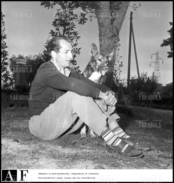 Gino Bartali con il suo cane, 1952 - Farabola Immagine digitale