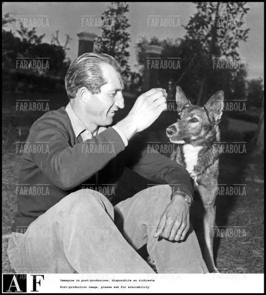 Gino Bartali con il suo cane, 1952 - Farabola Immagine digitale