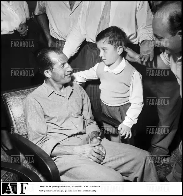 Gino Bartali con un piccolo tifoso, Giro d'Italia, 1953 - Farabola Immagine digitale