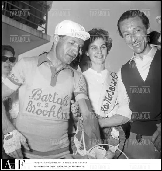 Gino Bartali con una Miss del Giro d'Italia, 1954 - Farabola Immagine digitale
