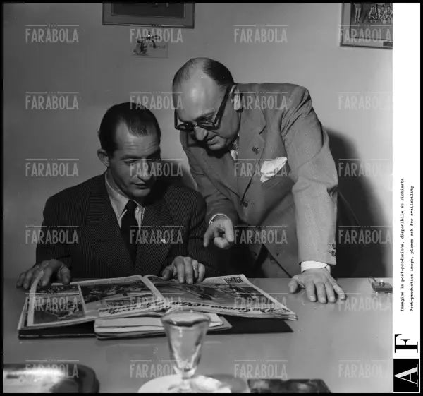 Gino Bartali durante un'intervista, 1953 - Farabola Immagine digitale