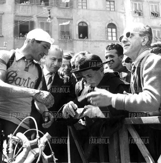 Gino Bartali firma autografi, Giro d'Italia, 1951 - Farabola Immagine digitale