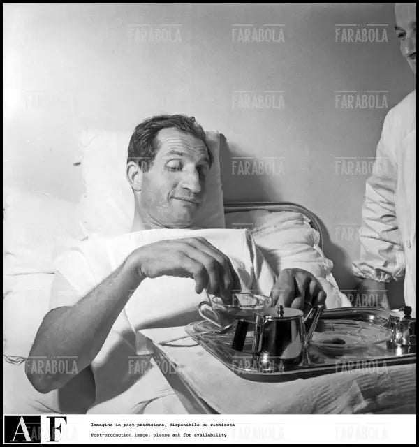 Gino Bartali in clinica, 1953 - Farabola Immagine digitale