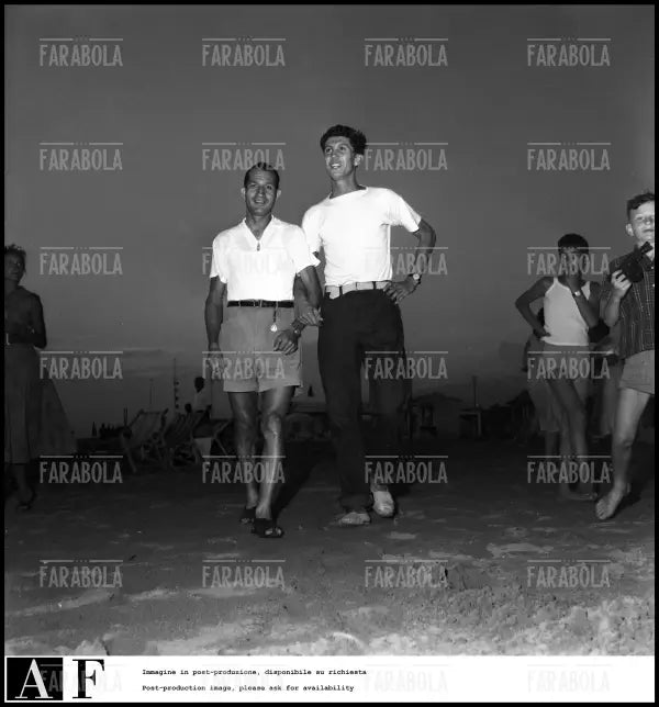 Gino Bartali in spiaggia con Fausto Gardini, 1952 - Farabola Immagine digitale