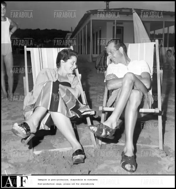 Gino Bartali in spiaggia con la moglie, 1952 - Farabola Immagine digitale