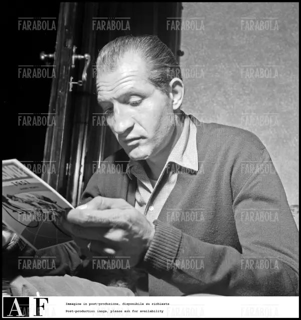 Gino Bartali legge l'Agenda del Ciclismo, 1952 - Farabola Immagine digitale