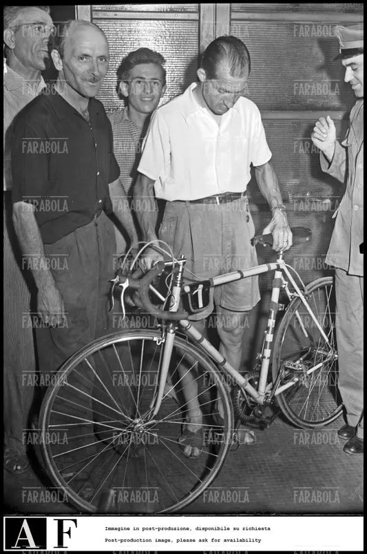 Gino Bartali osserva una bici, 1950 - Farabola Immagine digitale