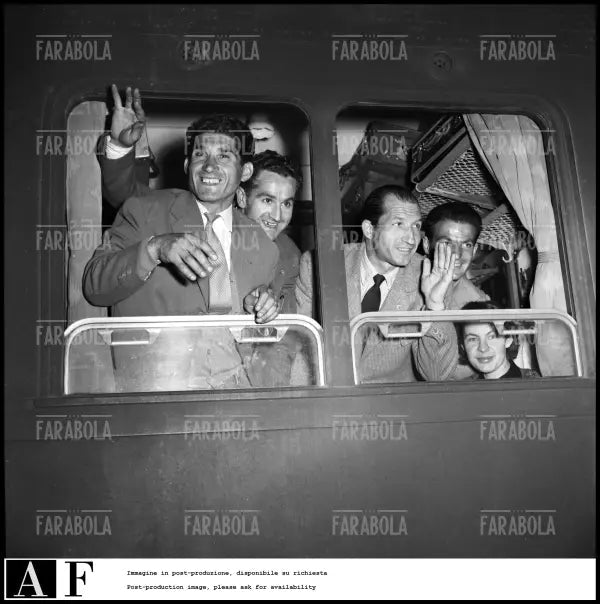 Gino Bartali sul treno, 1951 - Farabola Immagine digitale