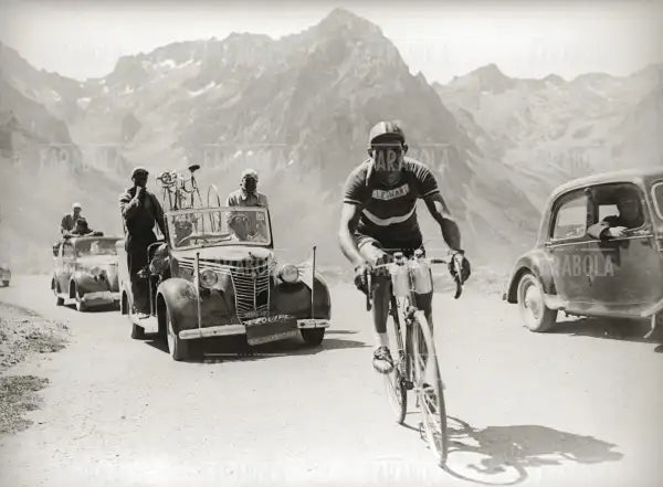 Gino Bartali sul Turmalet, 1948 - Farabola Immagine digitale