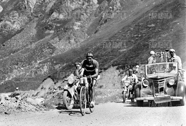 Gino Bartali sul Turmalet, 1948 - Farabola Immagine digitale