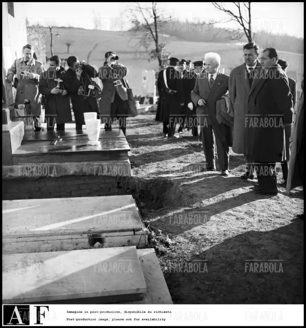Gino Bartali sulla tomba di Fausto Coppi, 1960 - Farabola Immagine digitale