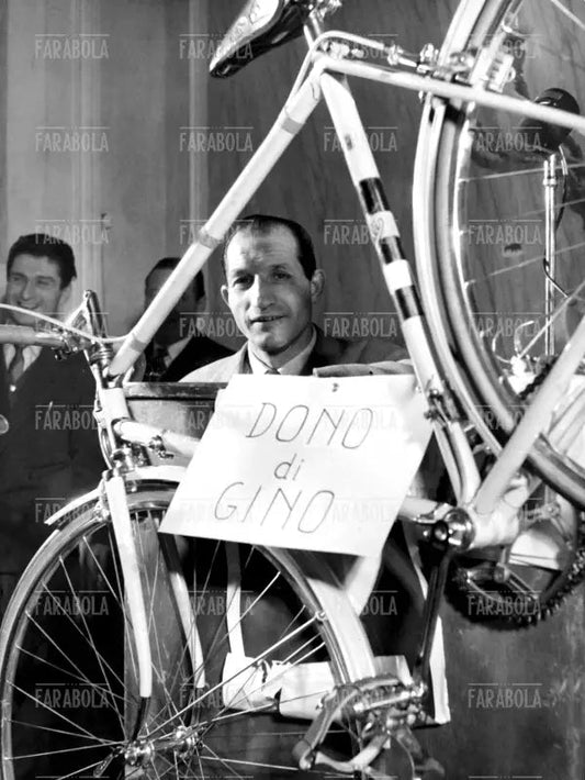 Gino Bartali tra i fattorini del Telegrafo, 1956 - Farabola Immagine digitale