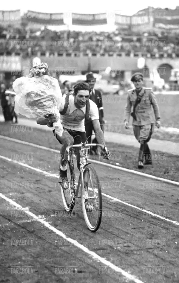 Gino Bartali vince il Giro, 1937 - Farabola Immagine digitale