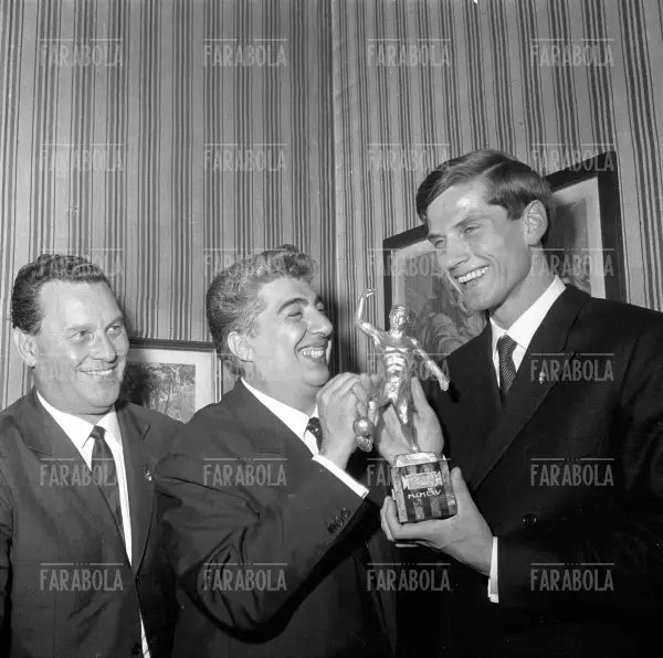 Gino Bramieri e Giacinto Facchetti, premio Il Calciatore d'Oro, 1965 - Farabola Immagine digitale