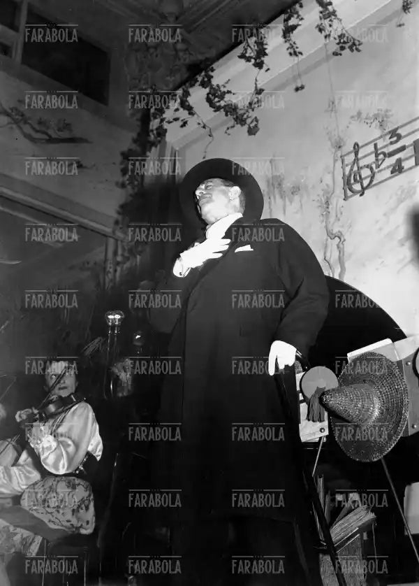 Gino Franzi si esibisce al Cafè Grande Italia, Milano, 1947 - Farabola Immagine digitale