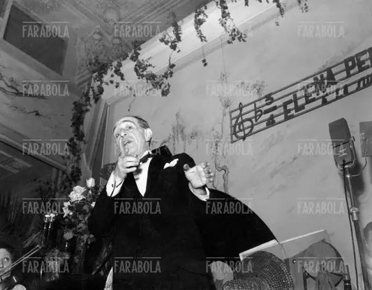 Gino Franzi si esibisce al Cafè Grande Italia, Milano, 1947 - Farabola Immagine digitale