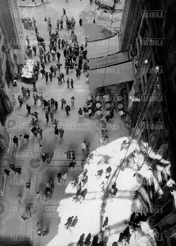 Giochi di luce in Galleria Vittorio Emanuele II priva della copertura, Milano, 1946 - Farabola Immagine digitale