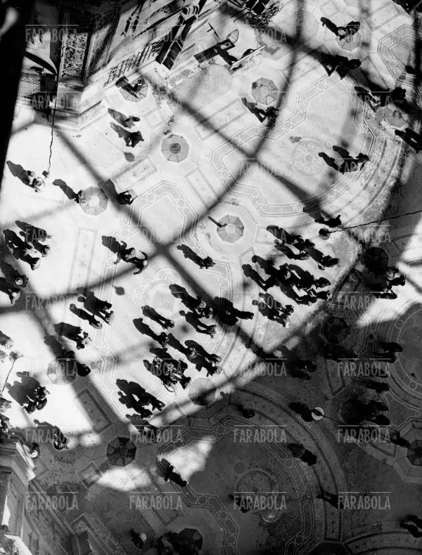Giochi di luce in Galleria Vittorio Emanuele II priva della copertura, Milano, 1946 - Farabola Immagine digitale