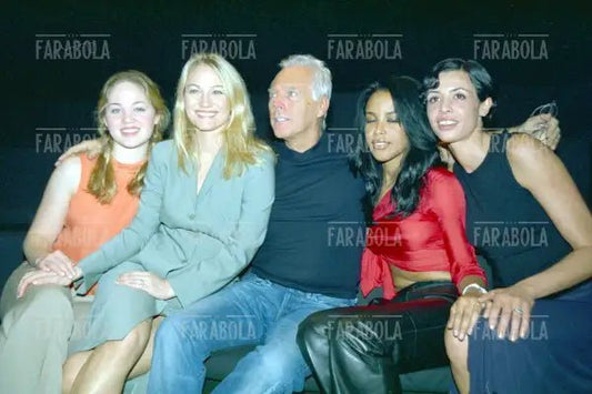 Giorgio Armani, Erika Christensen, Sarah Winter AAliyah e Drena De Niro, Milano, 2001 - Farabola Immagine digitale