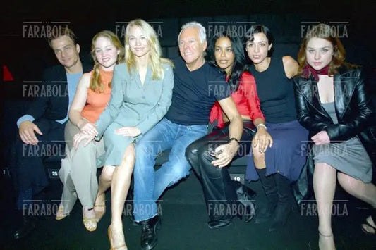 Giorgio Armani, Erika Christensen, Sarah Winter AAliyah e Drena De Niro, Milano, 2001 - Farabola Immagine digitale