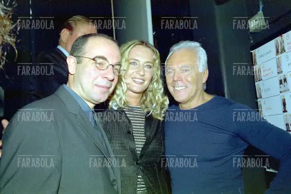 Giorgio Armani, Giuseppe Tornatore e la moglie, Milano, 2001 - Farabola Immagine digitale