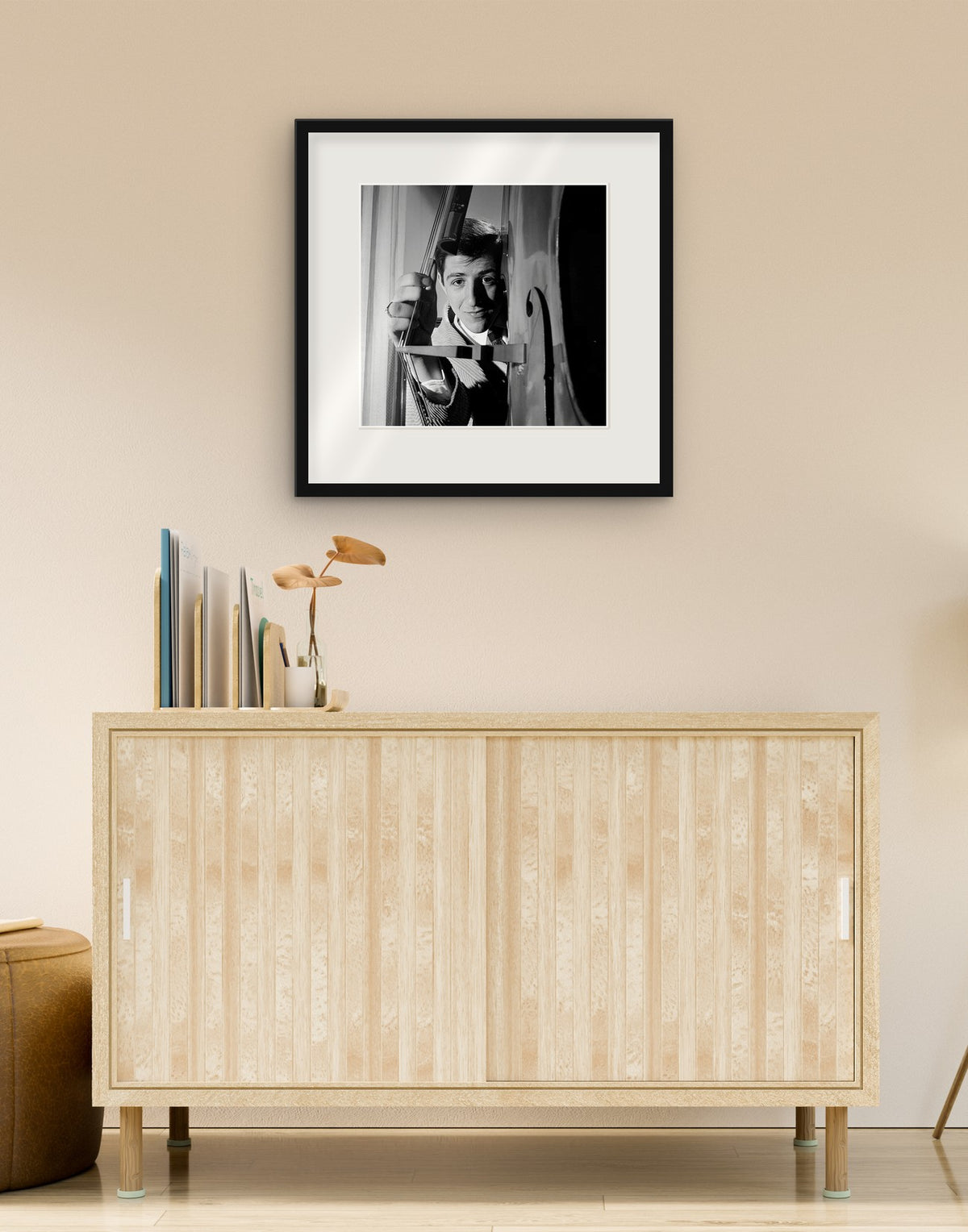 Fine-Art-Druck von „Giorgio Gaber, 1961“ mit schwarzem Rahmen und Passepartout, im Wohnzimmer über einer Anrichte aufgehängt