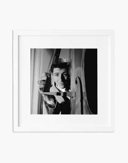Giorgio Gaber, 1961 — stampa fine art con cornice bianca