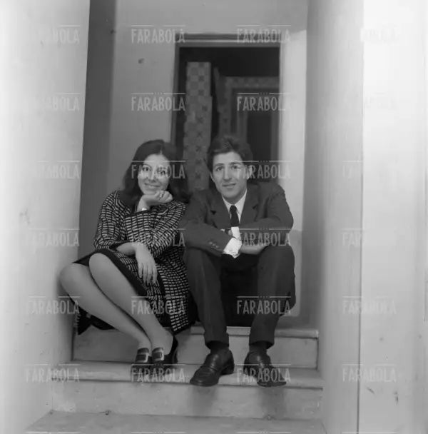 Giorgio Gaber con la fidanzata Ombretta Colli, Milano, 1964 - Farabola Immagine digitale