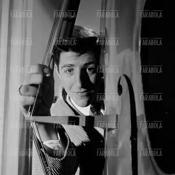 Giorgio Gaber nella sua casa, 1961 - Farabola Immagine digitale
