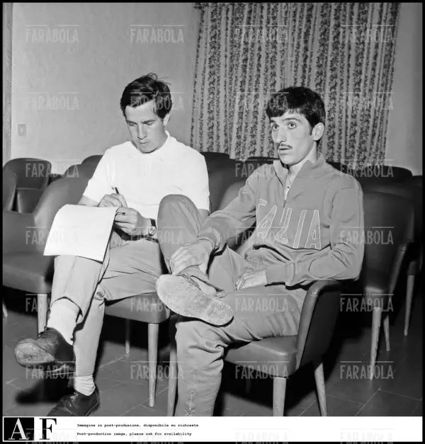 Giorgio Lago intervista Gigi Meroni, Milanello, 1966 - Farabola Immagine digitale