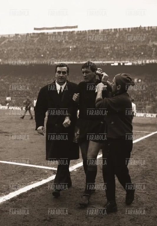 Giorgio Manganelli accompagna Giuseppe Moschioni, Inter vs Foggia, 1967 - Farabola Immagine digitale