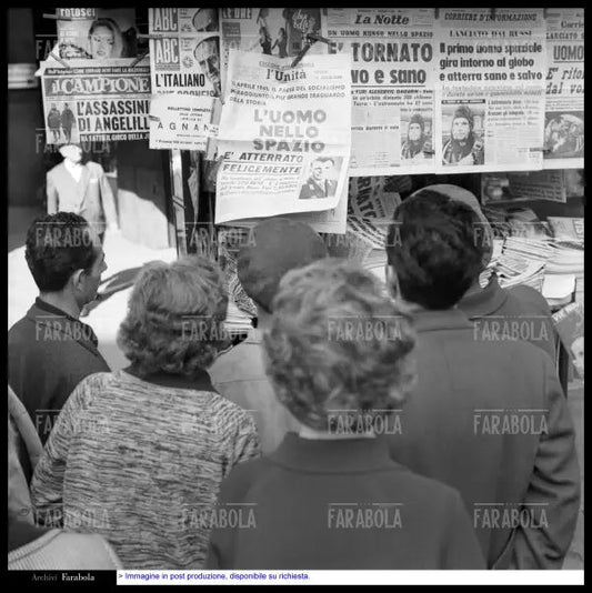 Giornali con i titoli sull'impresa di Yuri Gagarin, Milano, 1961 - Farabola Immagine digitale