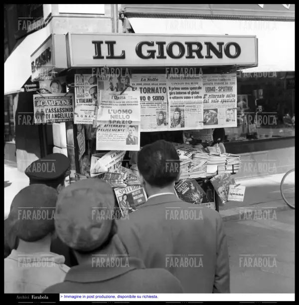 Giornali con i titoli sull'impresa di Yuri Gagarin, Milano, 1961 - Farabola Immagine digitale
